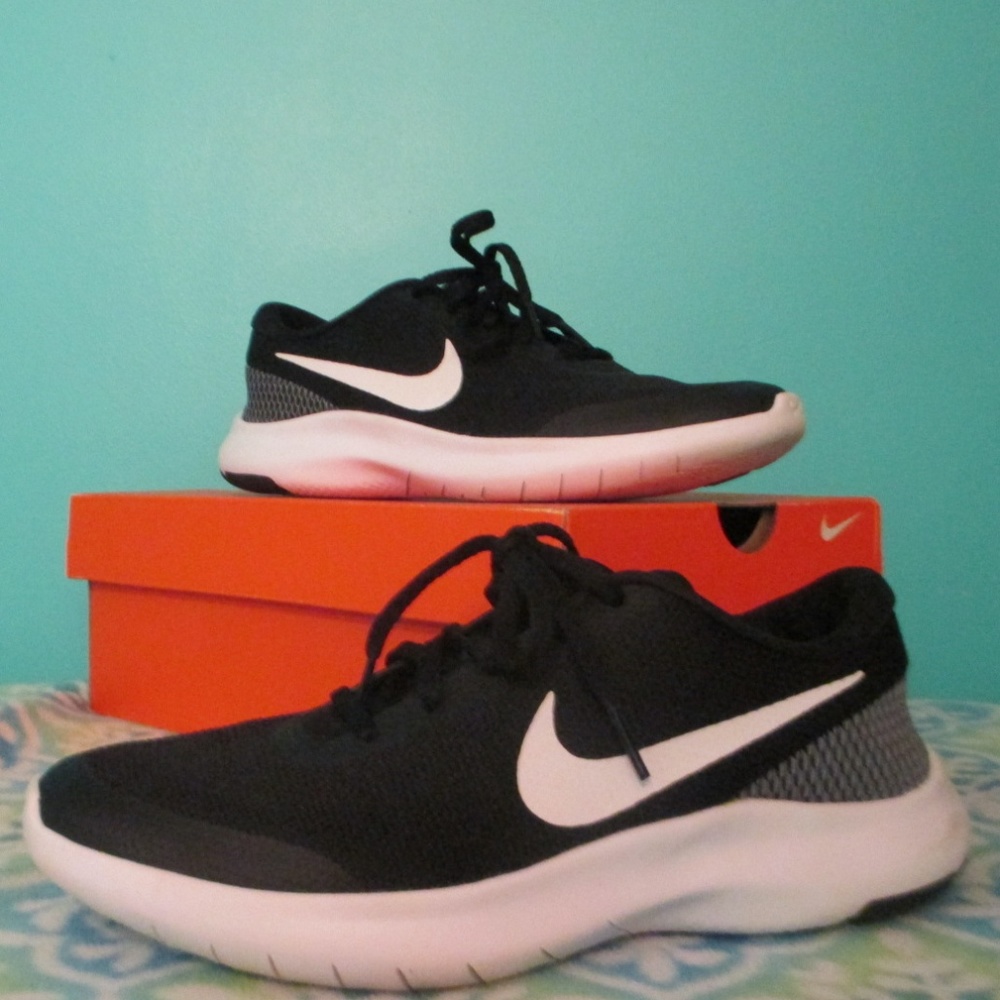New Women's Nike sneaker black & white